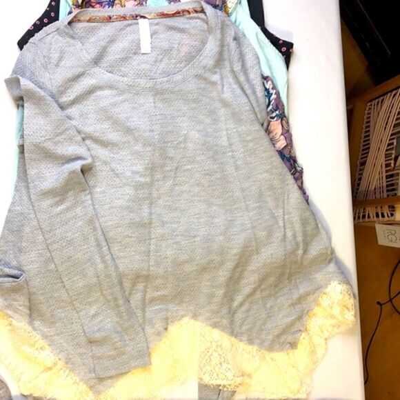 💜 8-Pack Women’s Tops XS–M | Mixed Brands | Great for Resale or Everyday Wear - Picture 7 of 16